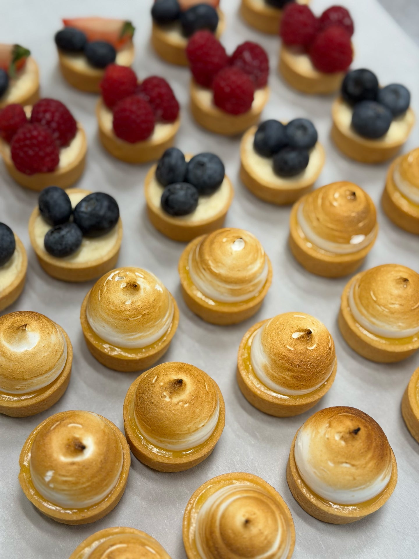 Eftirréttabitarnir Petit Four frá Gulla Arnari, lemonpie og berjatart bragðtegundir