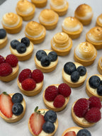 Eftirrétta bitar með jarðarberjum, bláberjum og hindberjum frá Gulla Arnari Bakara