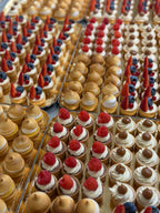 Yfirlit yfir margar plötur af Petit Four bitum frá Gulla Arnari með lemonpie, berjatart, súkkulaði og karamellu bragði