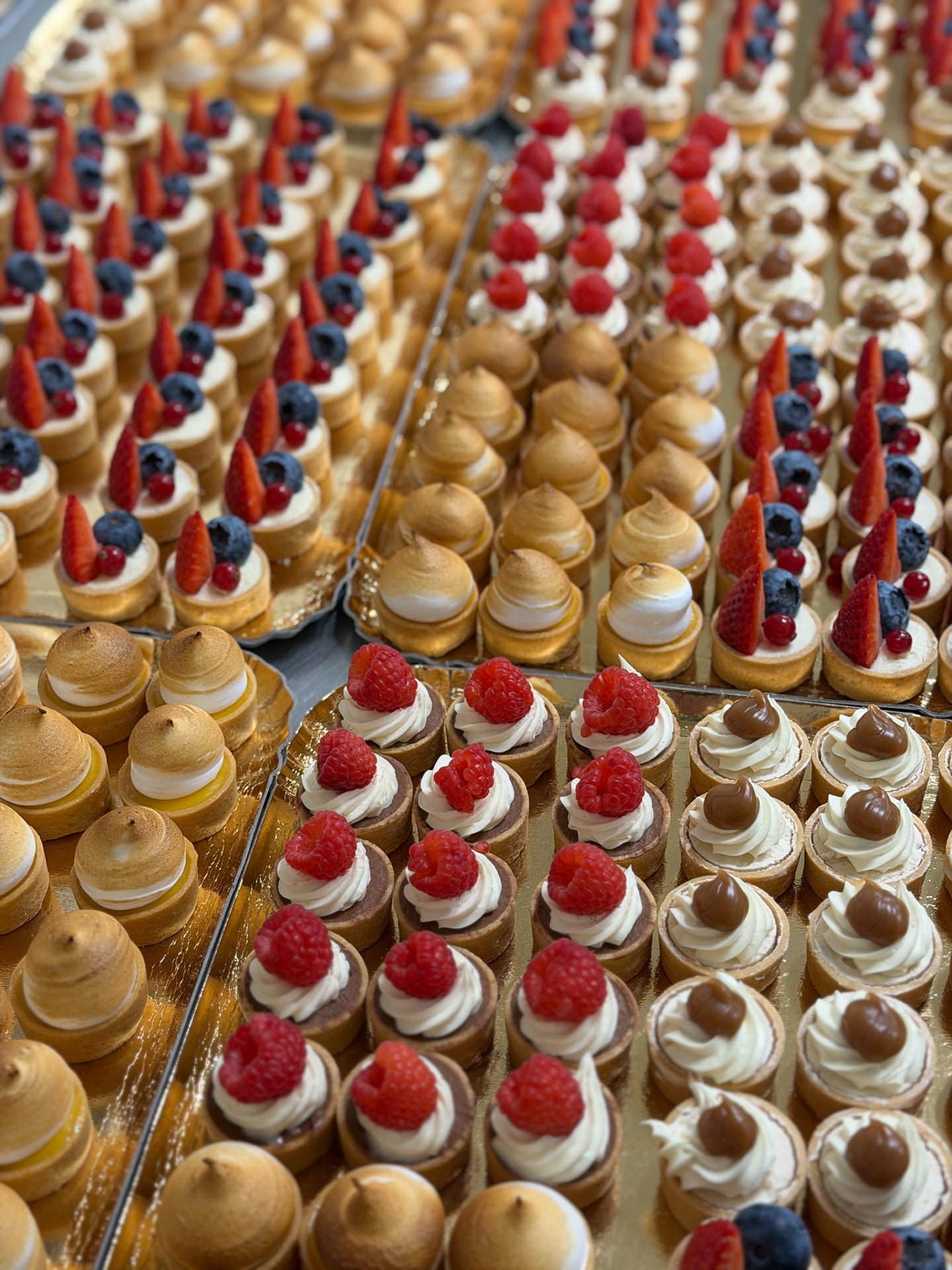 Yfirlit yfir margar plötur af Petit Four bitum frá Gulla Arnari með lemonpie, berjatart, súkkulaði og karamellu bragði