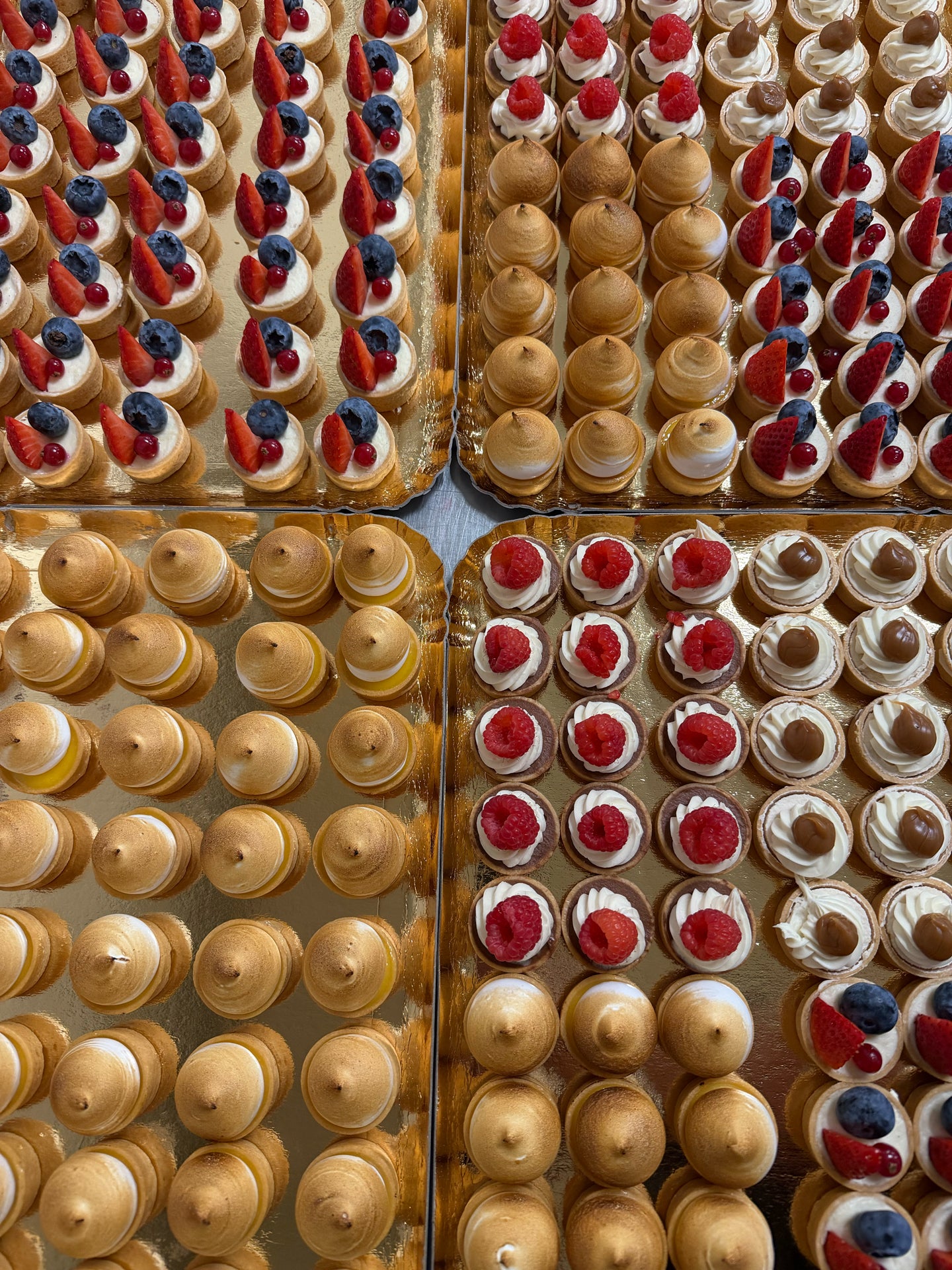 Yfirlit yfir margar plötur af Petit Four bitum frá Gulla Arnari með lemonpie, berjatart, súkkulaði og karamellu bragði