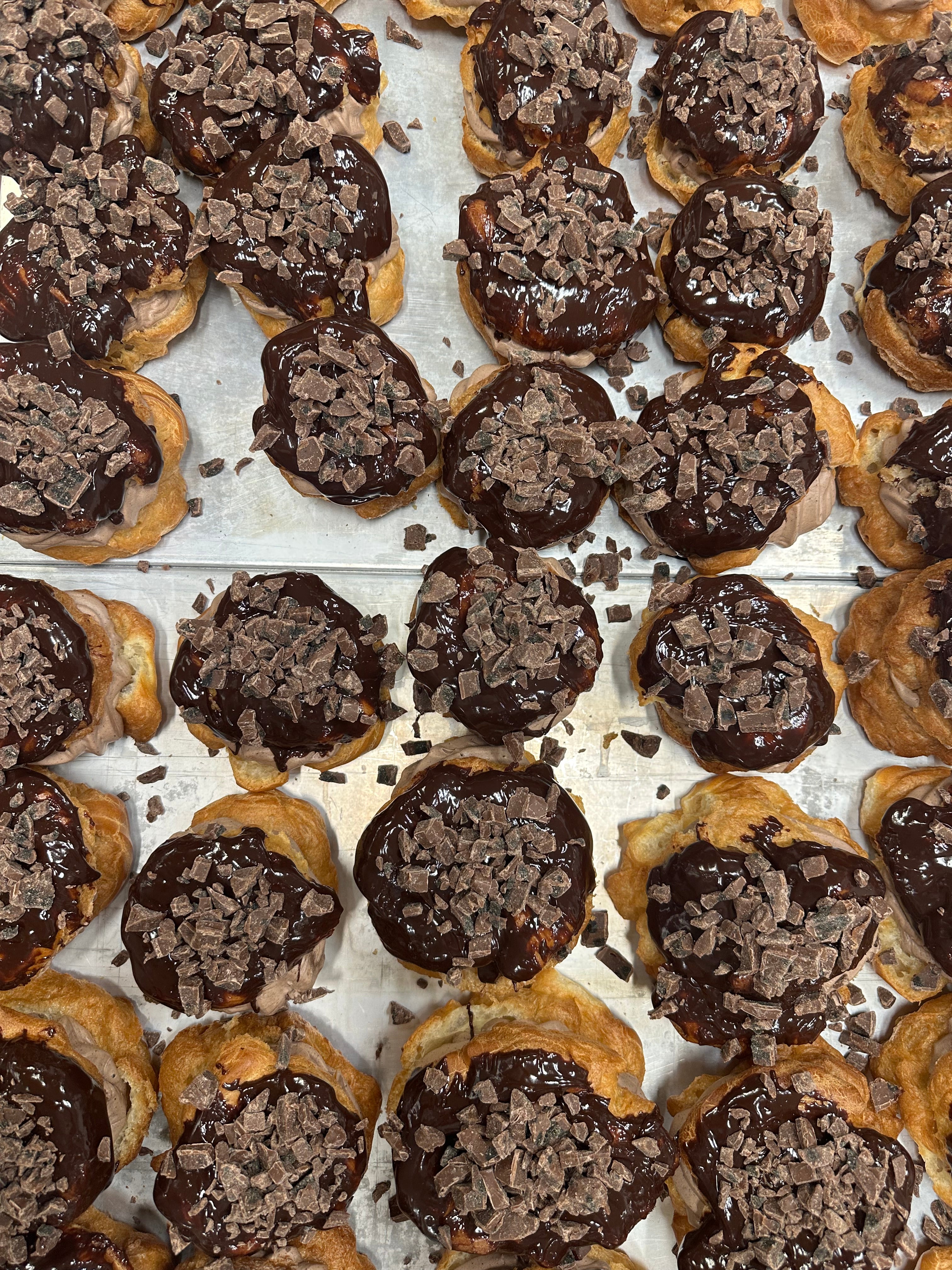 Margar vatnsdeigsbollur saman séð ofan frá með súkkulaði og þristakurli